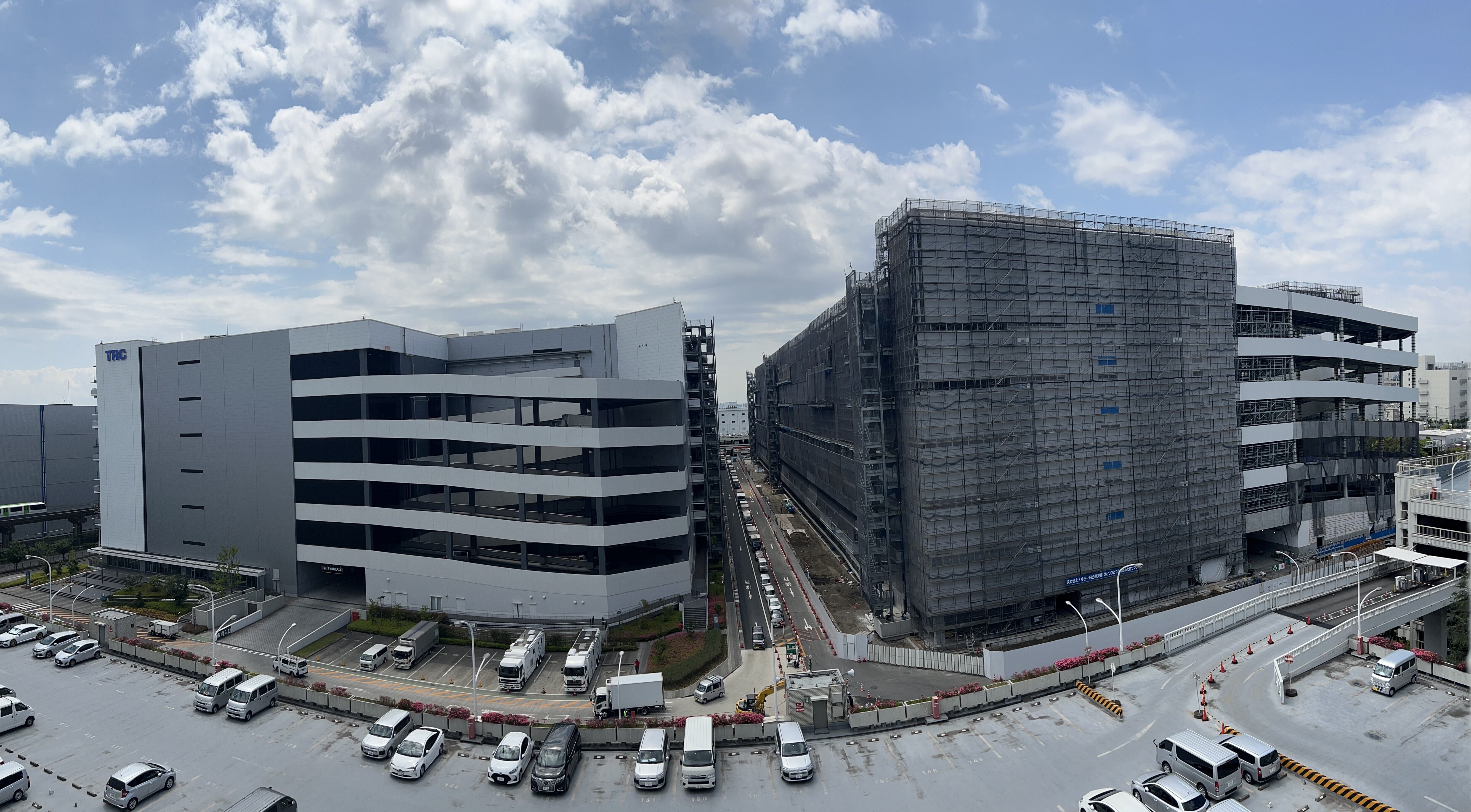 左：物流ビルB棟、右：建替え中の物流ビルA棟